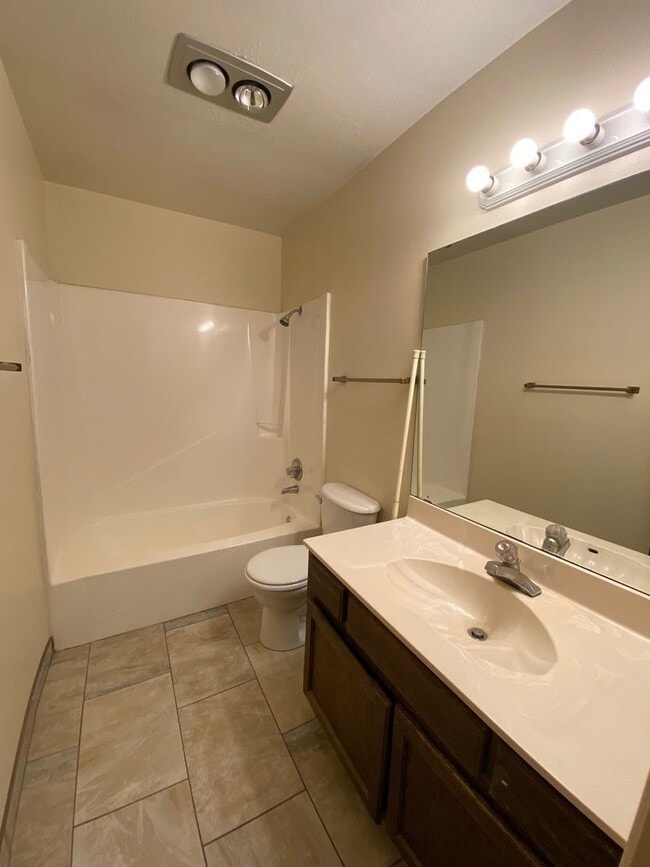 Building Photo - Cute 2 Bedroom/2 Bathroom Condo off Branson Ave.