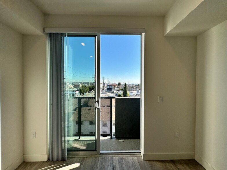 Building Photo - 3355 Overland Ave