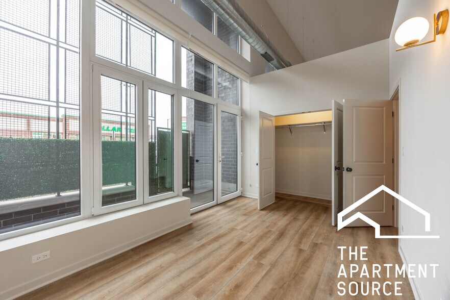 Building Photo - 3207 N Narragansett Ave