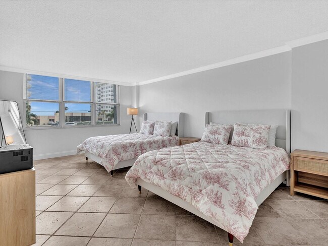 Building Photo - 1150 Hillsboro Mile