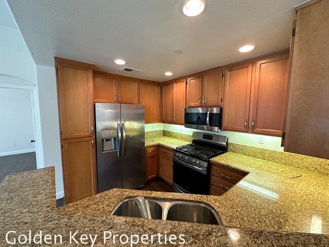 Building Photo - Move-in ready 2BR / 2BA townhome in San Marcos!