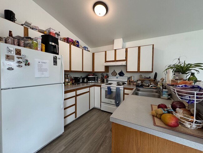 Building Photo - 4 Bedroom 2 Bathroom Duplex - Near WWU