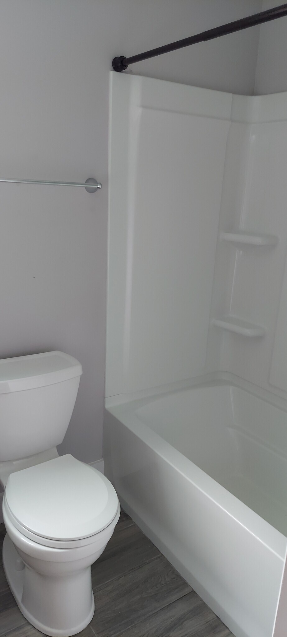 Hall bath - 907 Cherry Ln