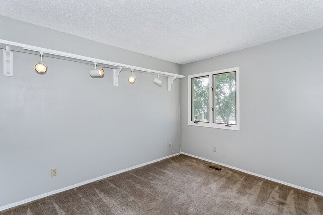 Building Photo - 2226 S Linden Ct