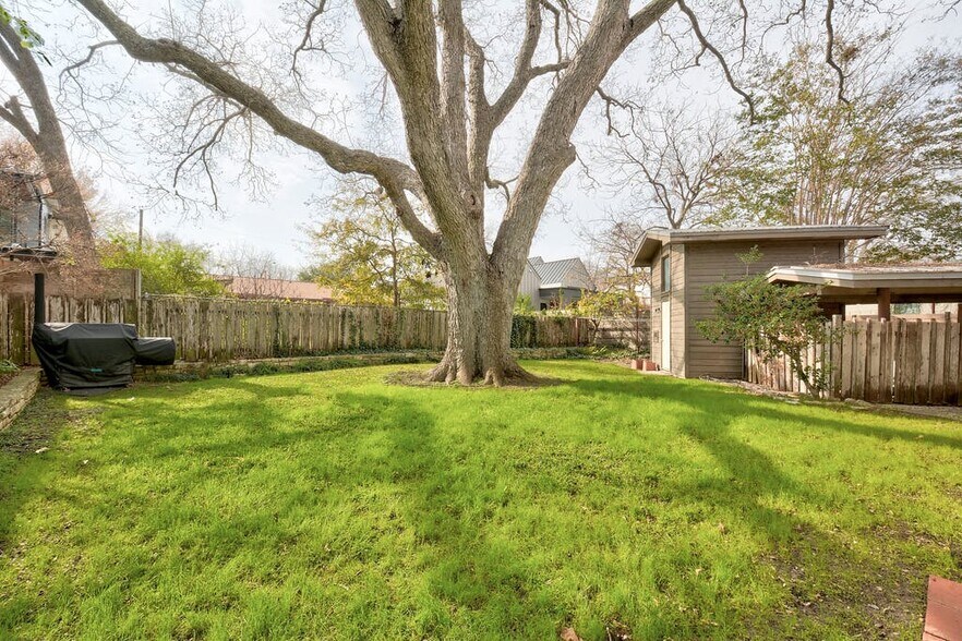 Building Photo - 1813 Dexter St