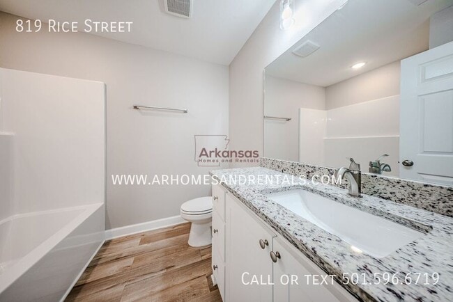 Building Photo - 819 Rice St