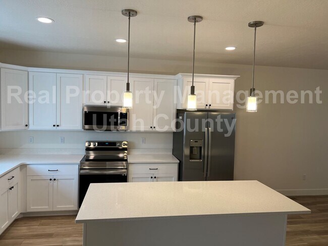 Building Photo - Newer American Fork Townhouse