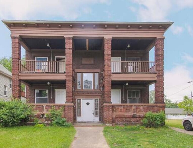 Brick building with well-maintained landscaping - 603 E 109th St