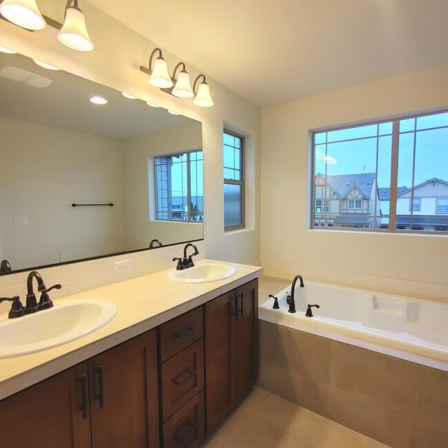 Building Photo - Modern 4BR + AC | Minutes to Hillsboro & High Tech Corridor - Coming Soon!