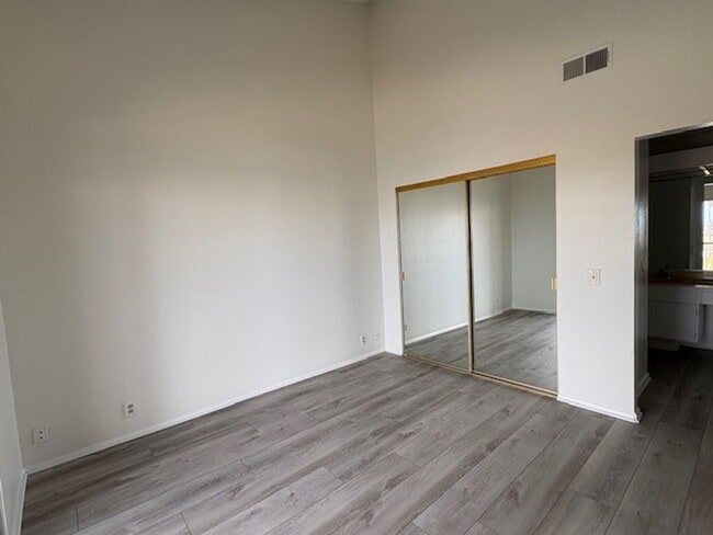 Building Photo - Three minutes from the beach!