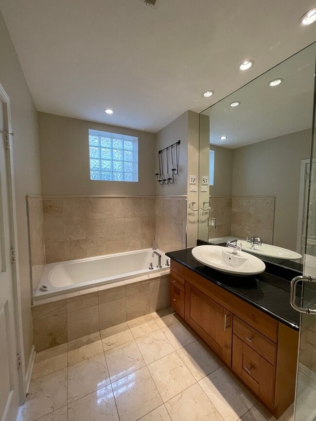 Building Photo - 1457 N Ashland Ave