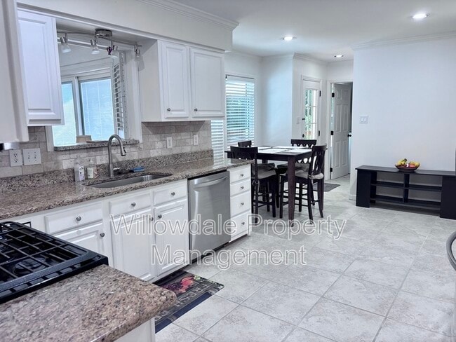 Building Photo - 305 Silvercliff Trail