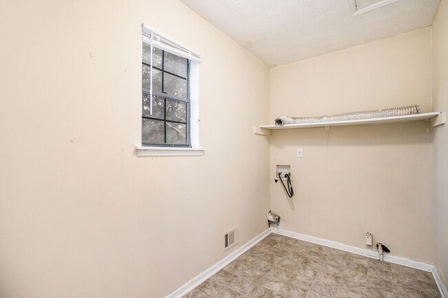 Building Photo - 4 Bedroom 2.5 Bath Home