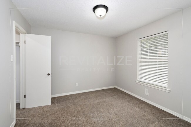 Building Photo - Alluring 3 Bed 2 Bath Home by Medal of Honor Park!