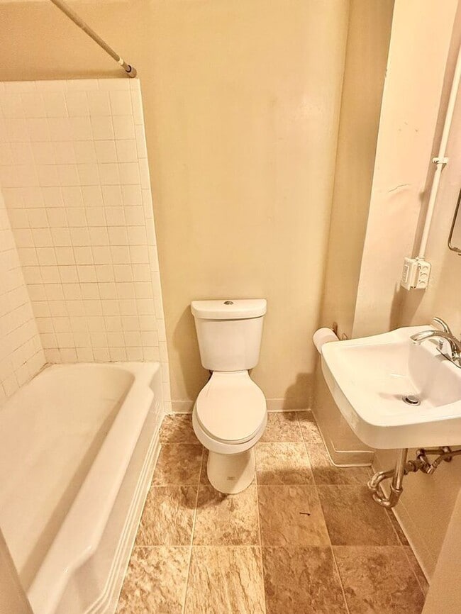 Building Photo - Best Kept Secret! Great Price On This Wond...