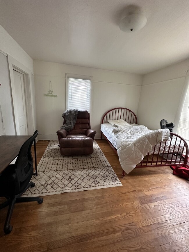 Building Photo - Exciting 4 Bed 1 Bath close to UWEC!