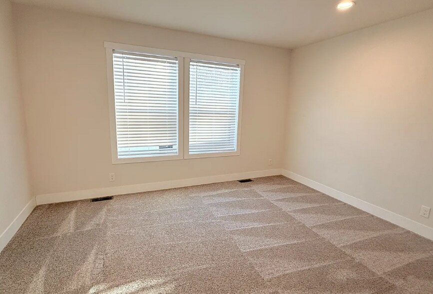 Building Photo - 17050 Coventry Ln