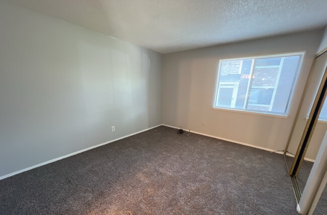 Building Photo - Spacious ground level 3 bedroom Condo in R...