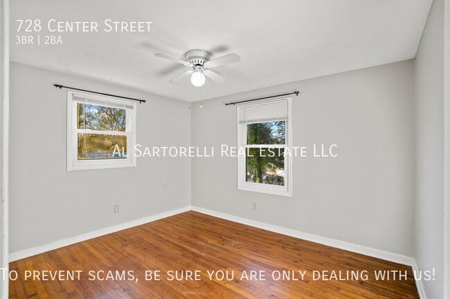 Building Photo - 728 Center St