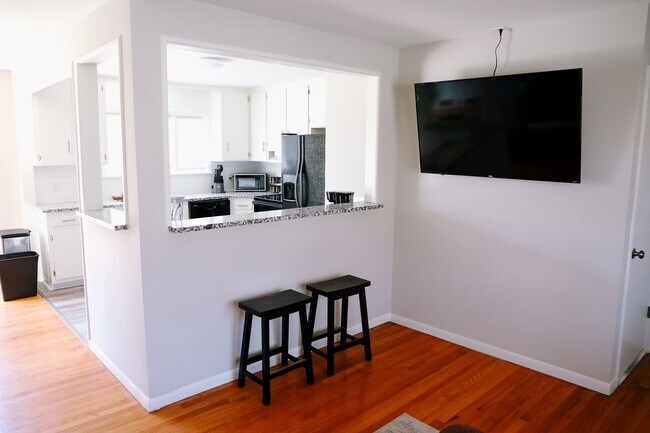 Building Photo - Spacious 3 Bedroom, 2 Bath Duplex with Att...