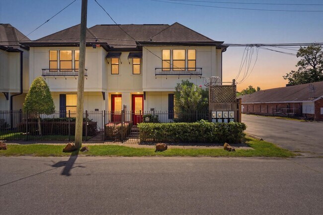 Building Photo - Awesome Two Story town home located in the heart of the city!