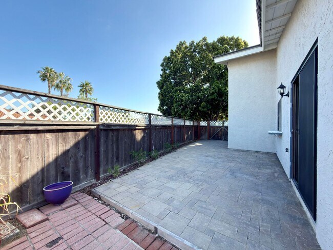 Building Photo - Centrally Located Single Level in Oceanside!