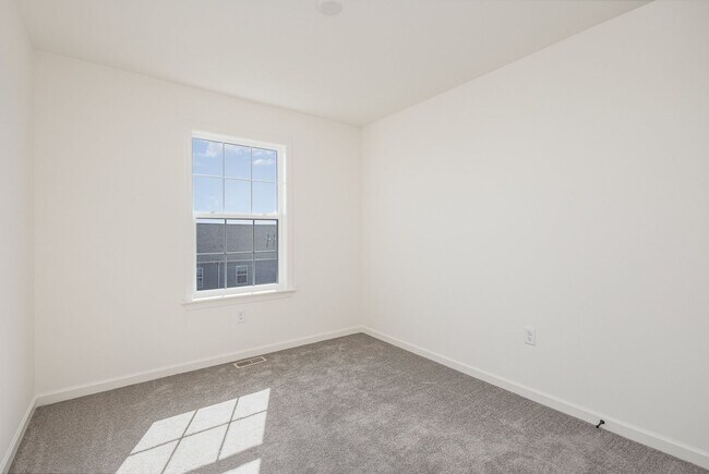 Building Photo - Move in by 12/1/24 for HALF OFF FIRST MONT...