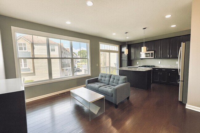 Primary Photo - Updated 4bed/3bath Townhome in Prime Maple...