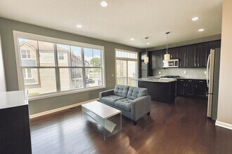 Building Photo - Updated 4bed/3bath Townhome in Prime Maple...