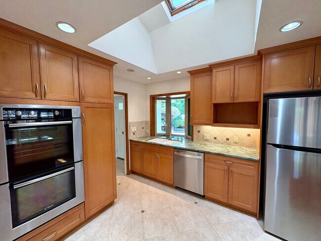 Building Photo - 3057 Carleton Pl