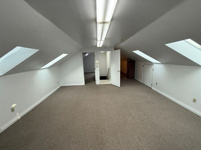 Building Photo - 595 18th St NE