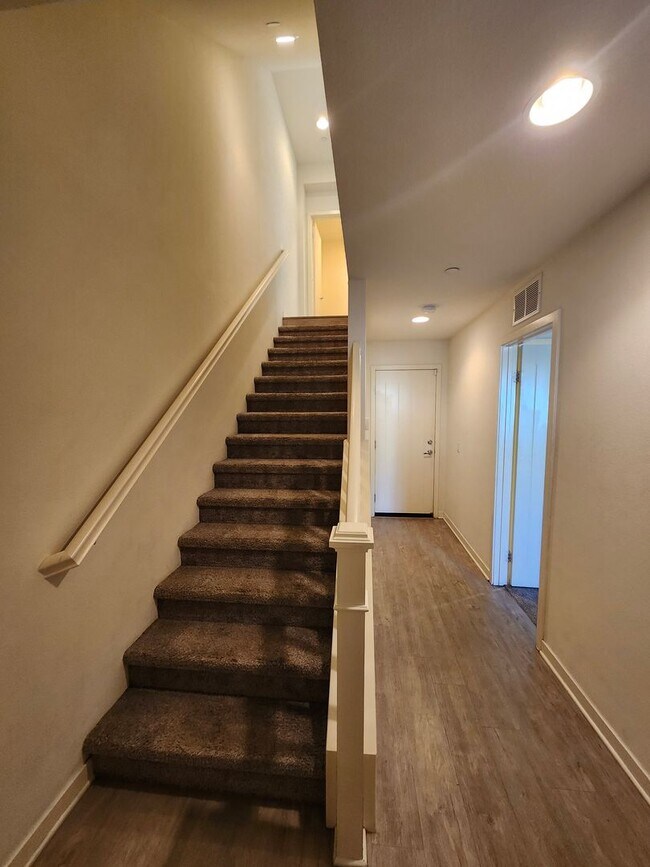 Building Photo - Gorgeous Tri-level Townhouse 3 beds 3 1/2 ...