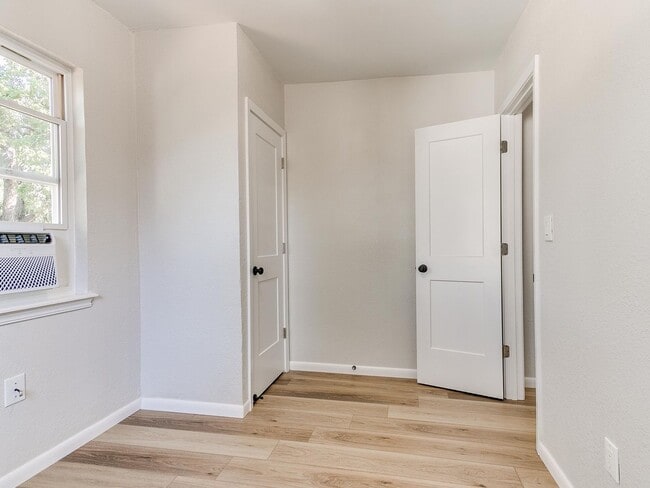 Building Photo - Newly Remodeled 2 Bed, 1 Bath Apt in Near The Paseo
