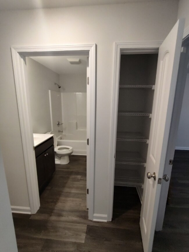 Building Photo - Move in Ready! Easy & Quick move-in process