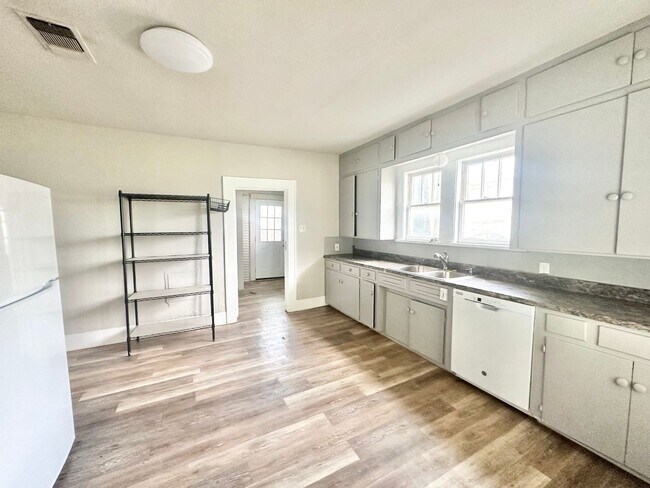 Building Photo - 2613 N Elm St