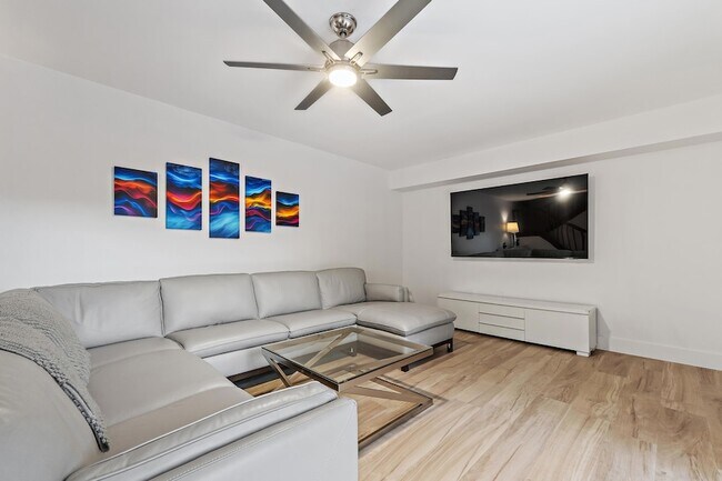 Building Photo - 3052 30th Ct