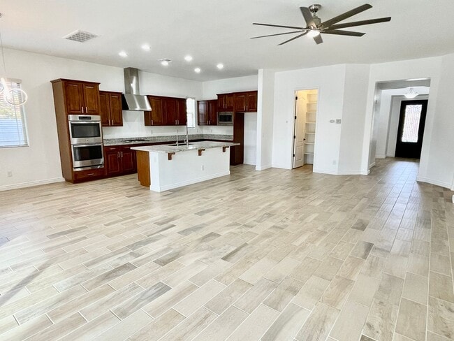 Building Photo - Gorgeous 3 Bed/2.5 Bath + Den Home In Chandler! Gated Community & Upgrades Throughout Home!