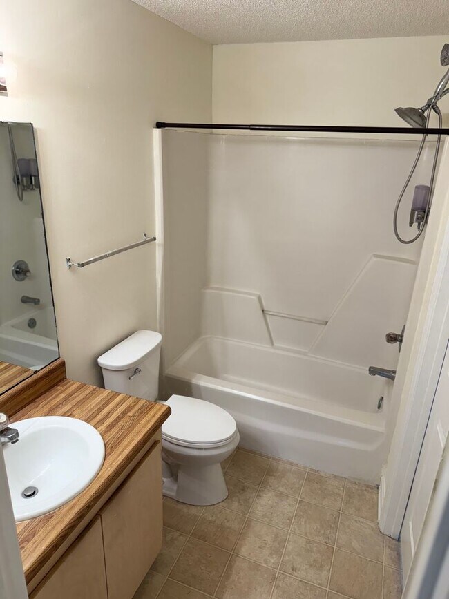 Building Photo - Well Maintained Townhouse....1/2 Off 1st Month's Ret