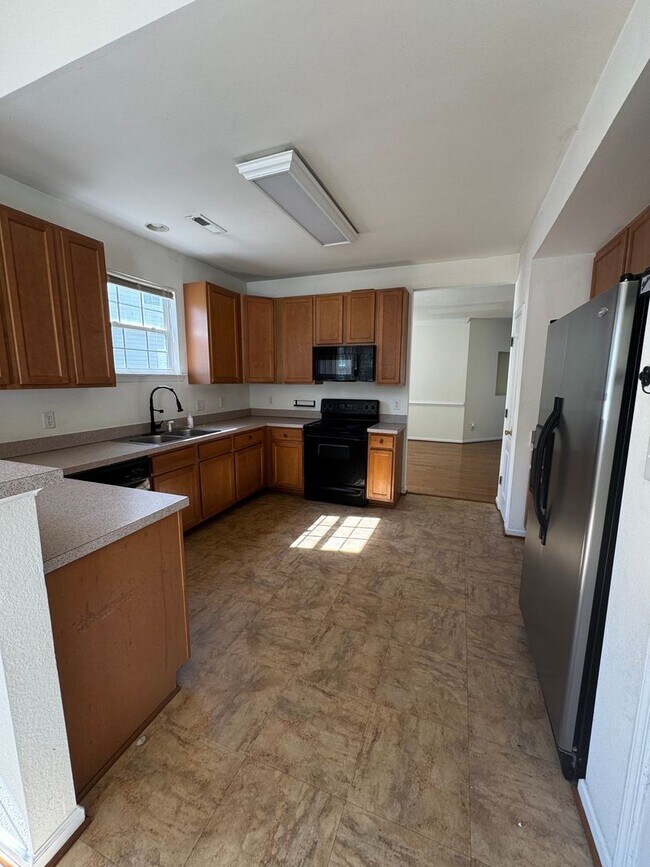 Building Photo - BEAUTIFUL OPEN FLOOR PLAN