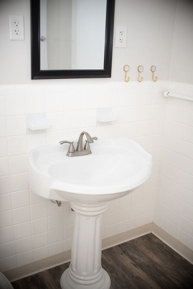 Building Photo - 870 E Main St