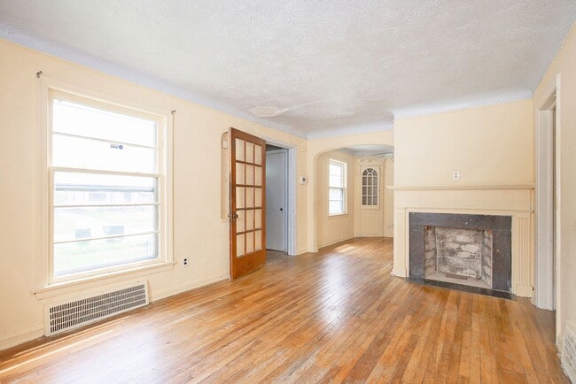 Building Photo - 2 BED 1.5  BATH BEAUTIFUL SINGLE FAMILY HO...
