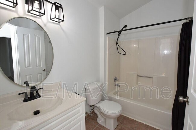 Building Photo - 525 E Lake Cir