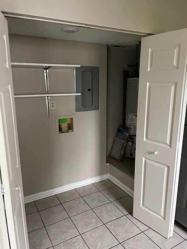 Building Photo - 2 Bed/ 1.5 Bath Townhome