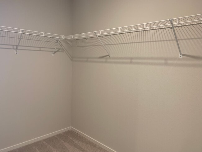 Building Photo - 4 BED/2.5 BATH PLUS A HUGE BONUS ROOM! HIGH END FINISHES! LARGE FENCED BACKYARD !