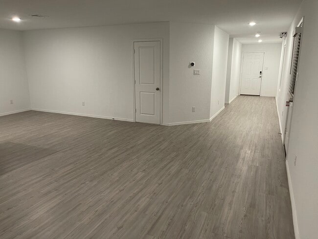 Building Photo - 4127 Cove Fls