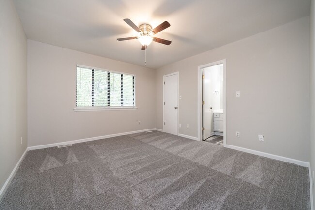 Building Photo - Gorgeous 2 Bedroom, 2.5 Bath Townhome in N Raleigh, Lot of updates!  Pet Friendly!