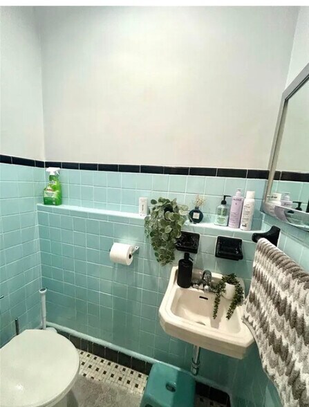 Building Photo - 65-43 Alderton St