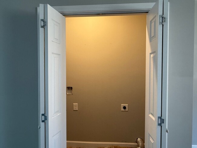 Building Photo - Spacious 3 Bedroom, 3.5bath in central Joh...