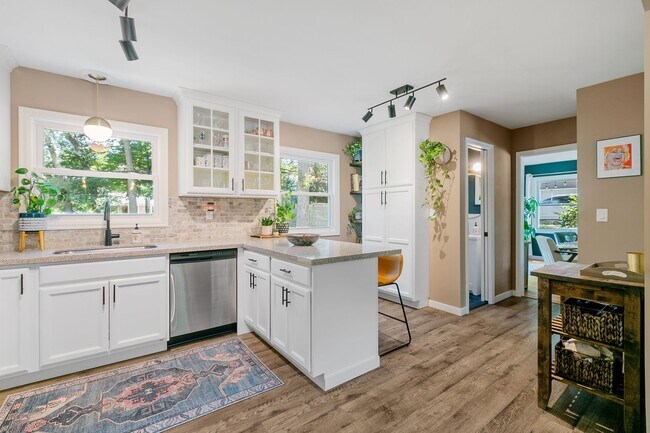 Building Photo - Charming 3 Bedroom Home Golden Valley