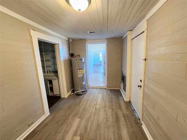 Building Photo - 210 W Osceola St